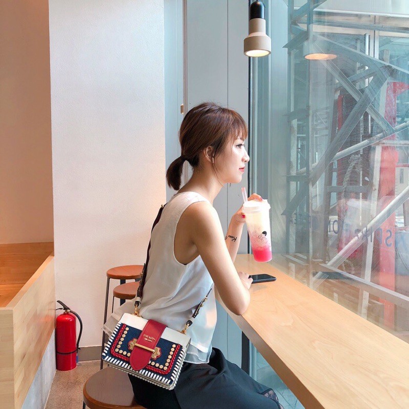 túi đeo chéo Làm bằng da bò nhập khẩu denim nhập khẩu, thiết kế đinh tán kim loại, dây đeo vai bằng da prada