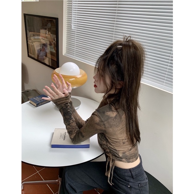 Áo thun dài tay họ tiết camo màu nâu khoét eo xẻ tà dây rút croptop