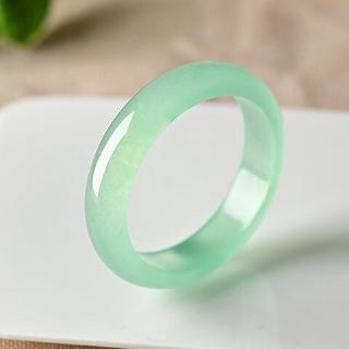 Vòng tay ngọc bích màu xanh lá nhạt sang trọng