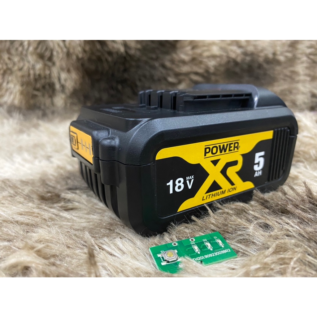 Vỏ mạch pin china mẫu tem Dewatl có Led báo pin, 18V - 21V 5S 2P, Jack sạc đứng. BN.