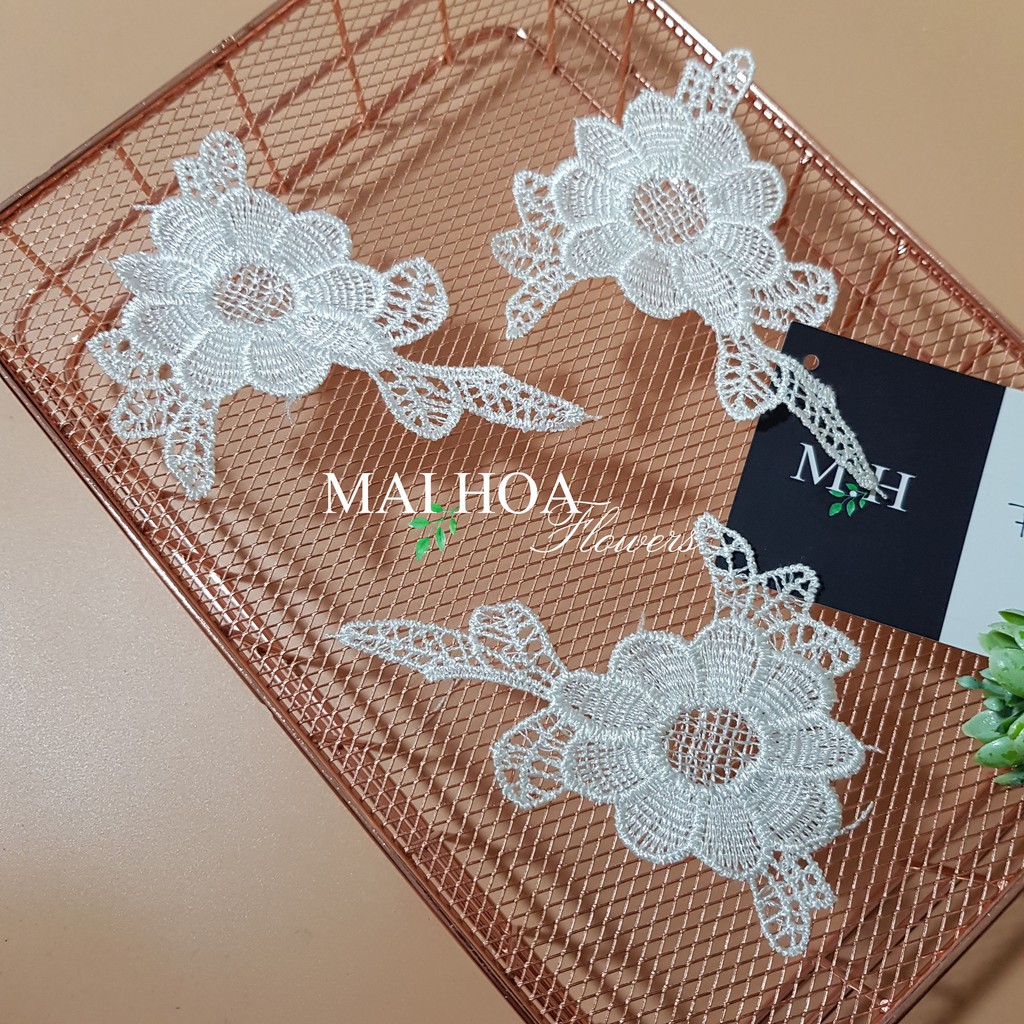 Bông hoa gắn áo bằng vải màu trắng