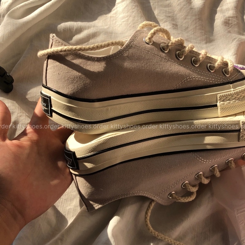 Giày Cổ Thấp Dây Dù Màu Pastel Có Tag Chữ