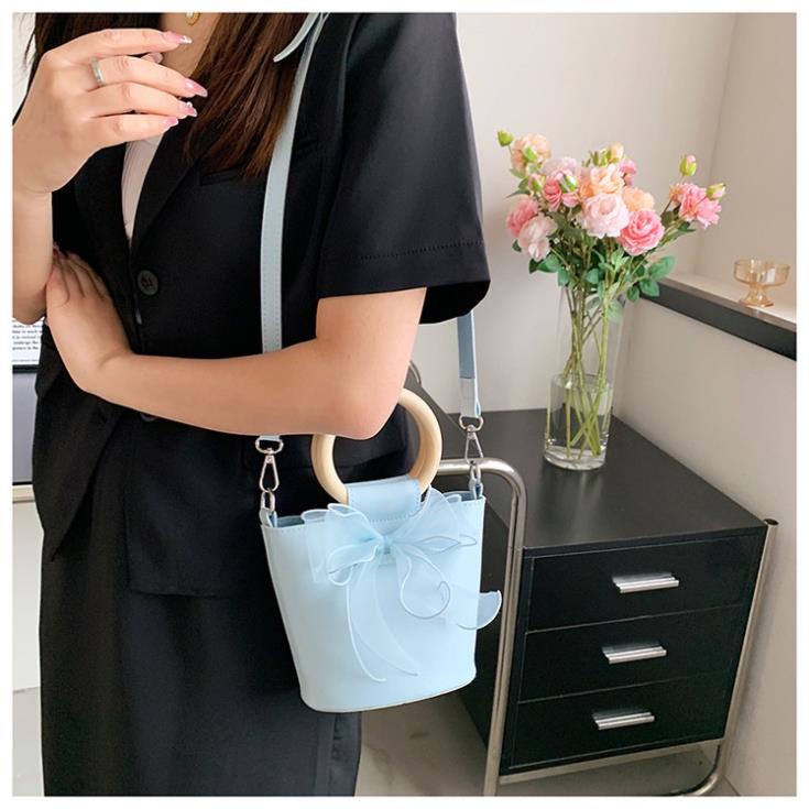 Túi xách nữ túi đeo chéo đẹp kẹp nách đeo vai da pu cao cấp giá rẻ dáng lạ tay cầm gỗ phối nơ xinh xắn TX0023 Hana Bags