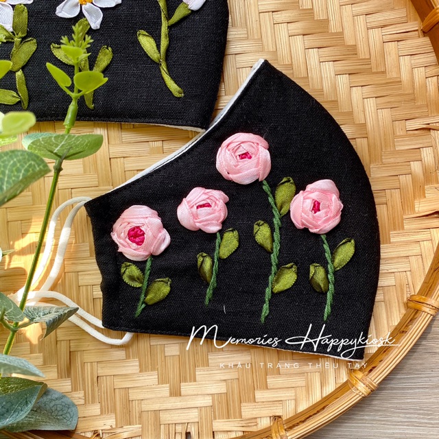 Khẩu trang vải linen 3 lớp thêu ruy băng