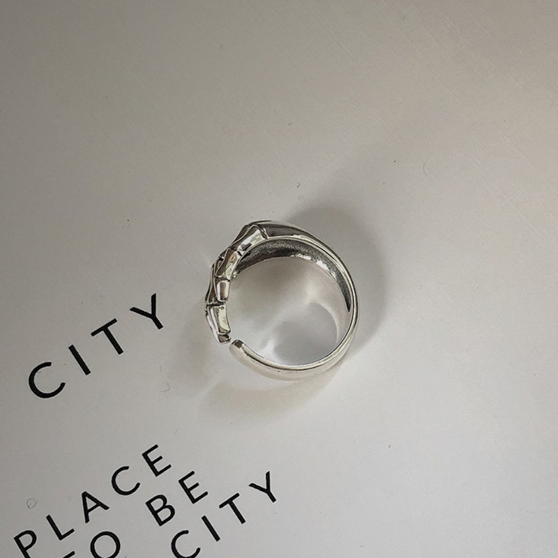 Nhẫn hợp kim hình xương bàn tay độc đáo sành điệu