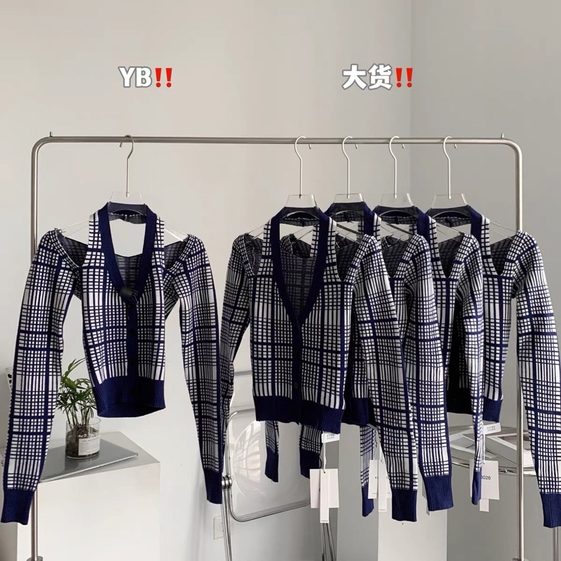 Set áo cardigan khoét vai, quần jeans ống loe giống Jennie BLACKPINK
