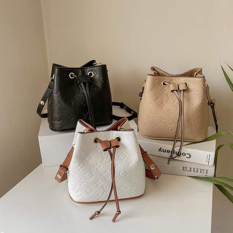 LOUIS VUITTON Túi Đeo Chéo Thể Thao Du Lịch Phối Khóa Kéo Họa Tiết LV Thời Trang