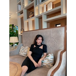 Đầm cổ xoắn chữ A