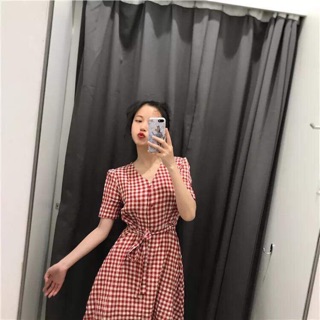 Váy kẻ đỏ cổ tim