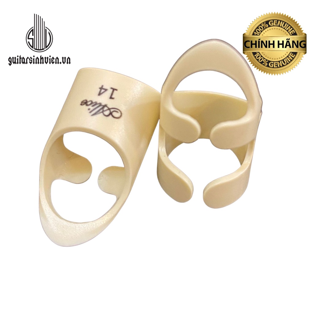 Móng đeo Alice gảy đàn guitar