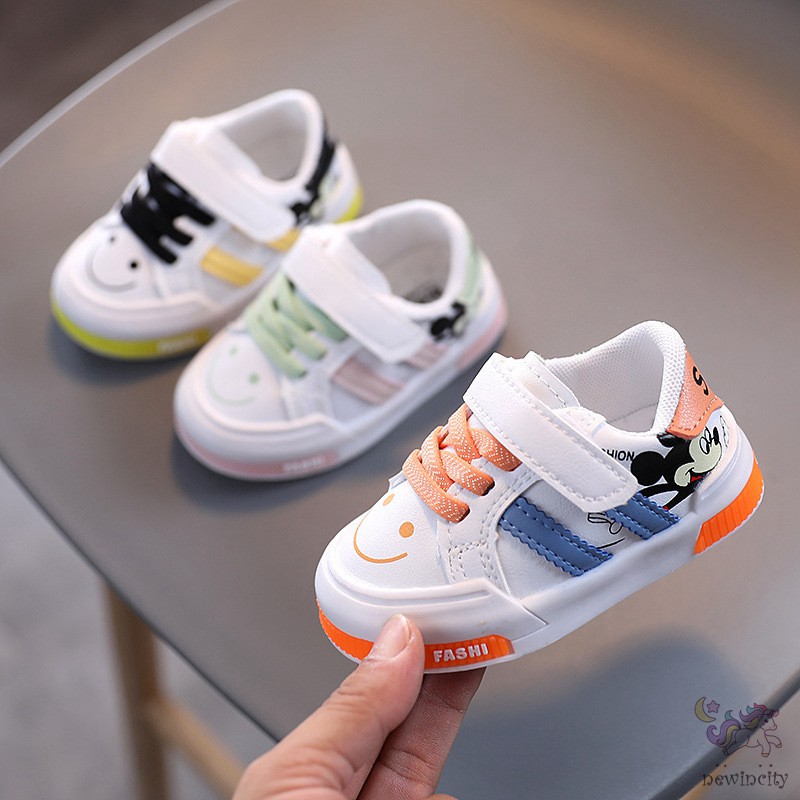 Giày thể thao đế mềm thoáng khí in hình Mickey cho trẻ em
