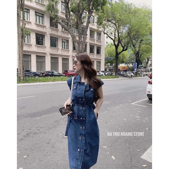 Đầm jean xanh cổ vest sát nách