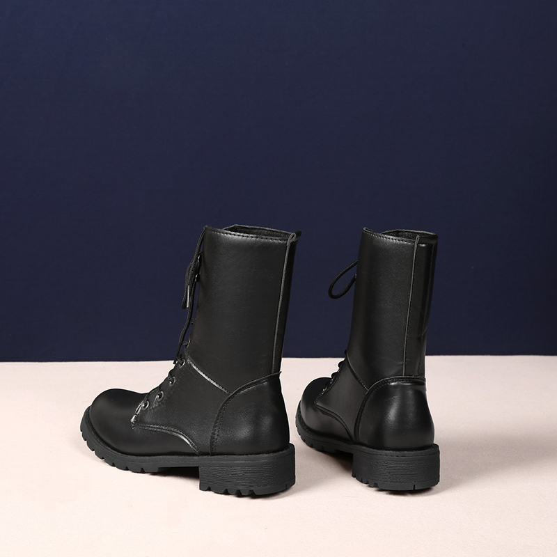 Bốt cổ cao dài đến giữa bắp chân bằng da màu đen kiểu cột dây