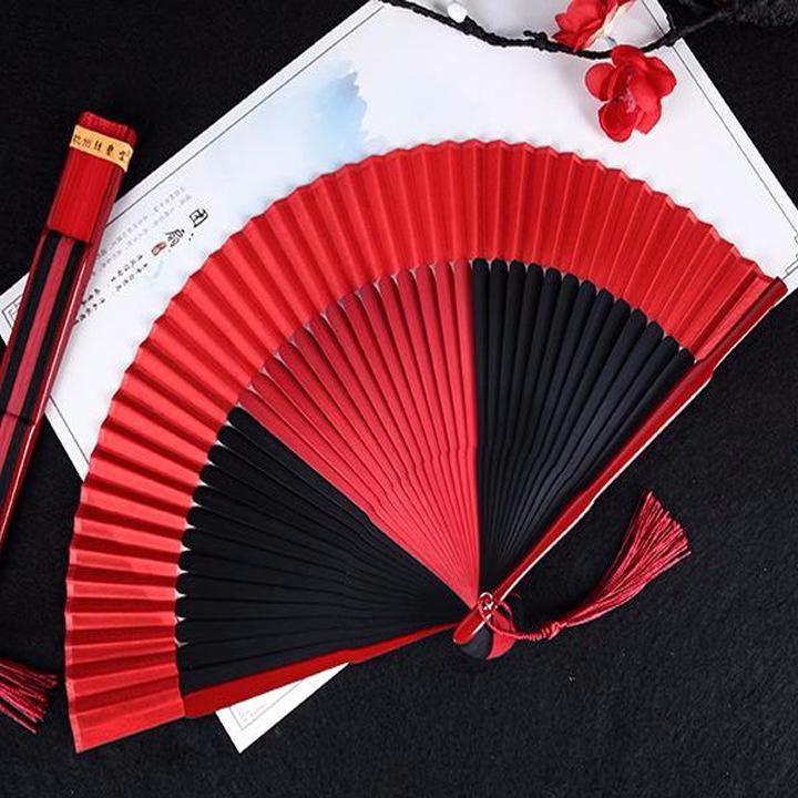 (200k) Quạt cổ trang mai đỏ tam giác nan trúc cầm tay gập gọn gắn dây tuyến