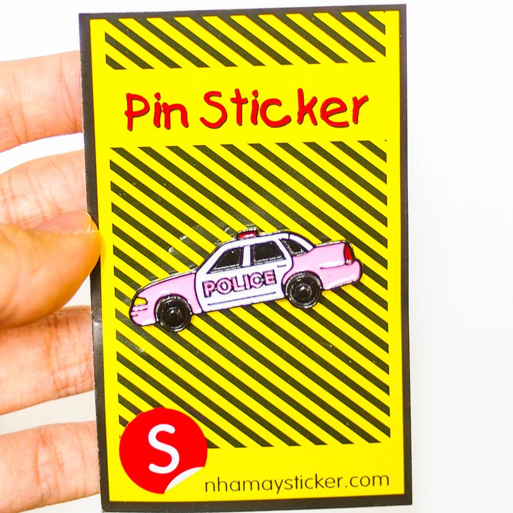 Ghim cài áo Enamel Pin STICKER FACTORY - Chủ đề Xe chữ hồng - Kích thước 4x1.5cm