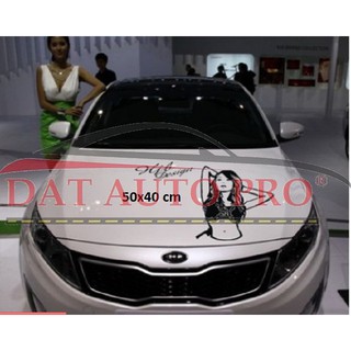 Tem Cô gái dán NẮP CAPO xe oto đen.