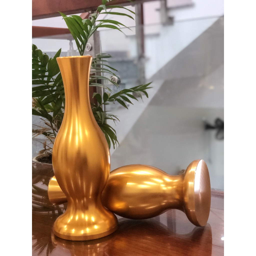 Cặp bình sen đồng vàng nguyên khối trang trí bàn Phật mới lạ và đẹp mắt