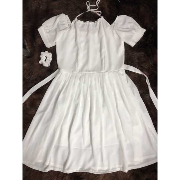 Đầm vải lụa cổ yếm trễ vai có dây thắt eo cực xinh tặng kèm scrunchie cùng màu