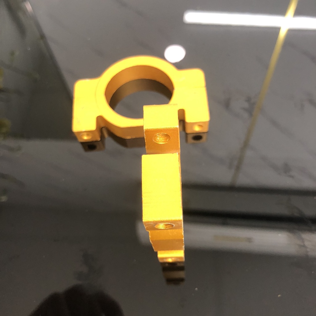 Pát gắn dè trước exciter 150.