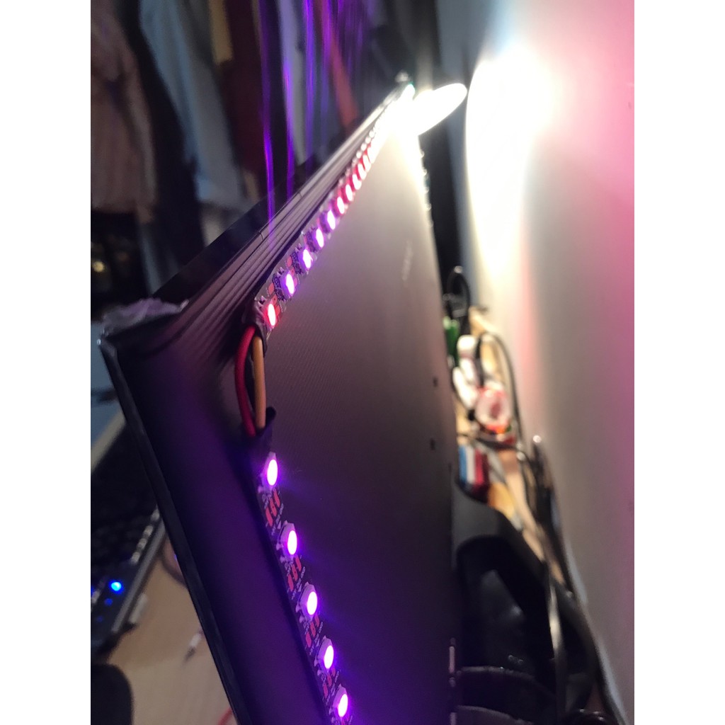 Đèn Ambilight sáng theo màu màn hình cho 2 màn hình liền kề nhau | BigBuy360 - bigbuy360.vn