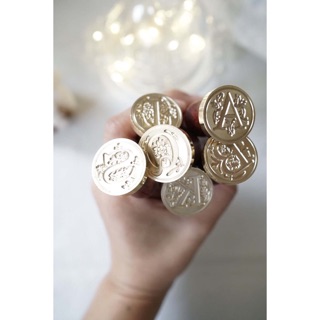 Con dấu sáp niêm phong gồm cán gỗ - mẫu chữ cái tên bạn