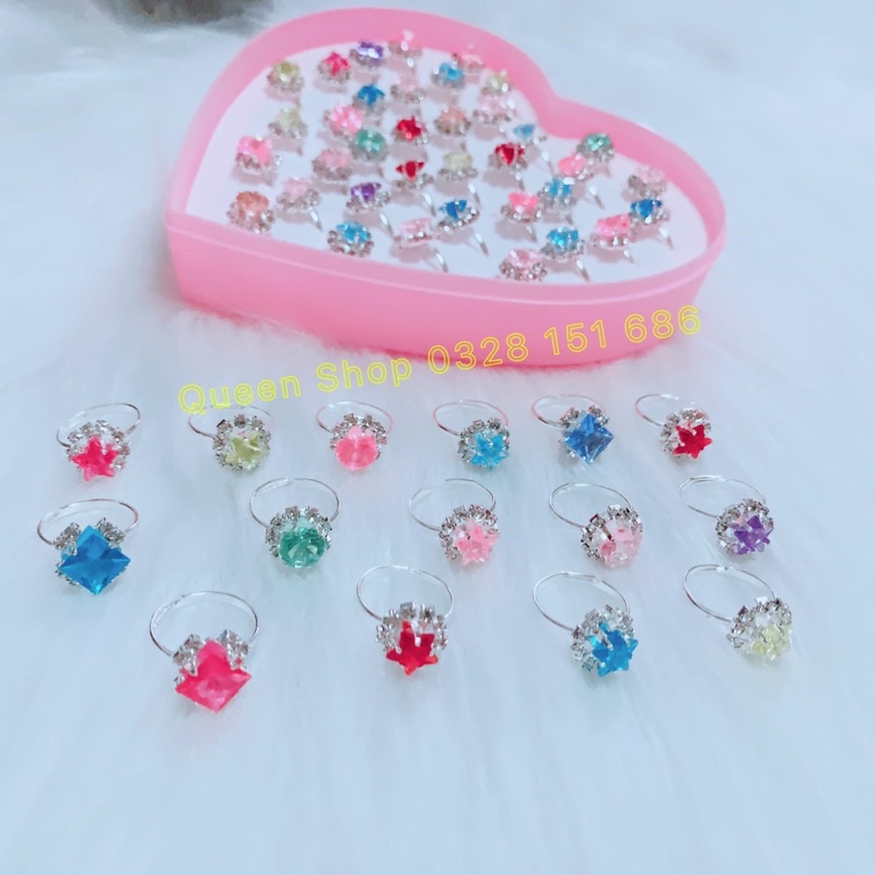 1 chiếc nhẫn hợp kim gắn đá kim cương nhân tạo lấp lánh