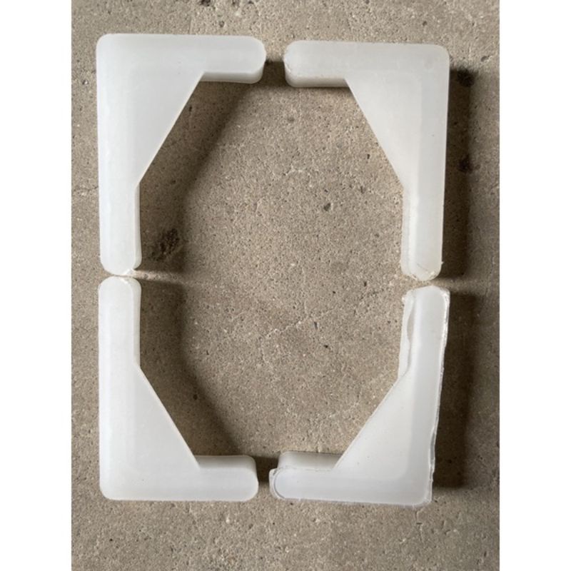 Combo 4 chân nhựa hoặc 1 cái 3x5cm kê chân Kệ V lỗ