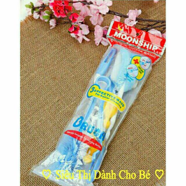 Cọ rửa bình sữa cho bé