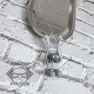 Dây cổ Kaws.