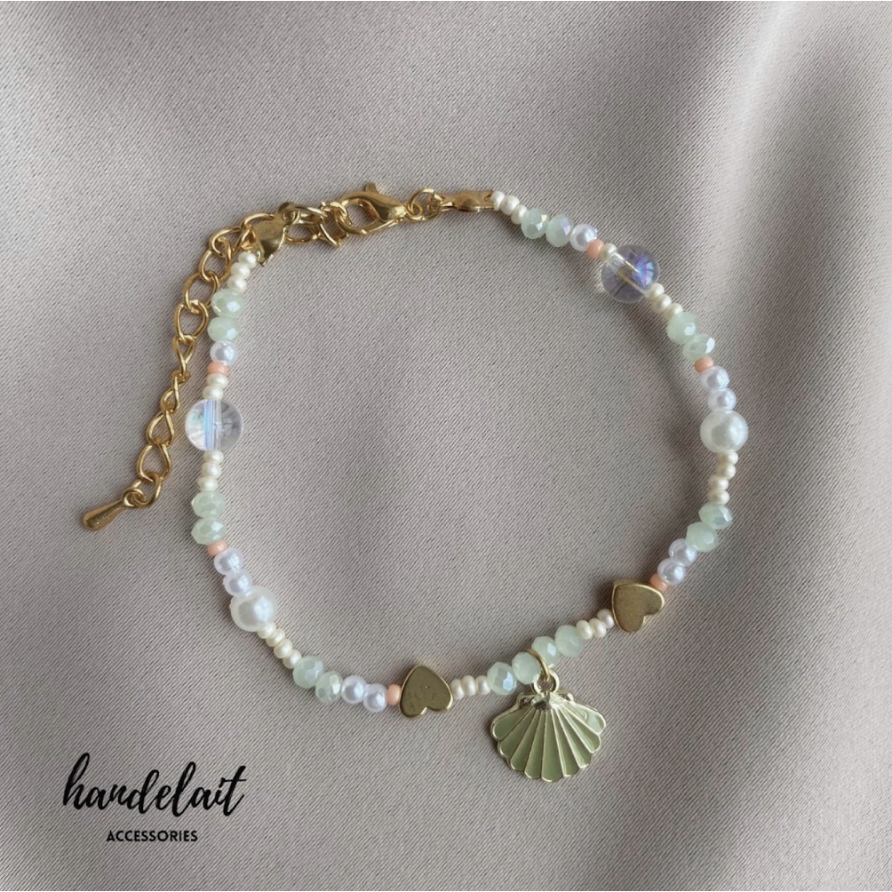 Vòng tay nhiều màu sắc hạt đá tone xanh lá mặt dây chuyền vỏ sò tự nhiên Sage Green phong cách nữ tính Handelait