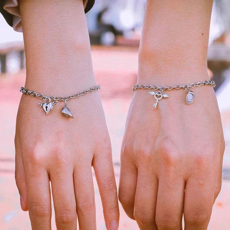 Set 2 Vòng Tay Mặt Ổ Khóa Và Chìa Khóa Bằng Hợp Kim Không Gỉ Thời Trang