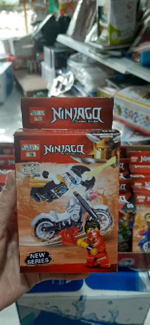 Lắp ráp lego ninjago.