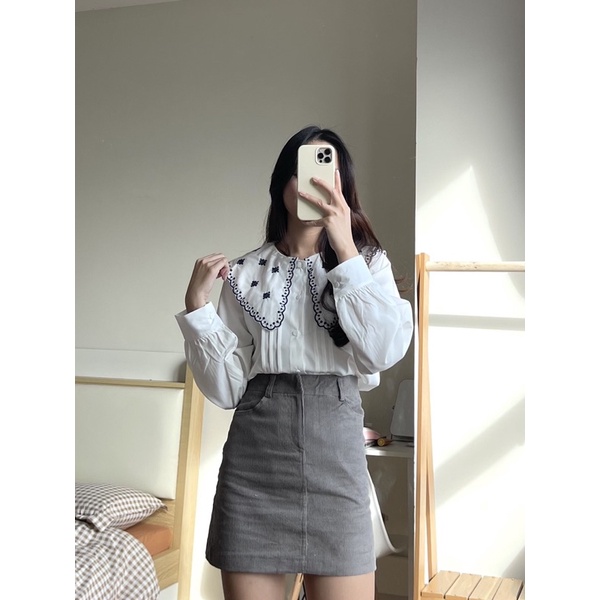 Áo sơmi dài tay cổ sen thêu hoa xếp ly đứng