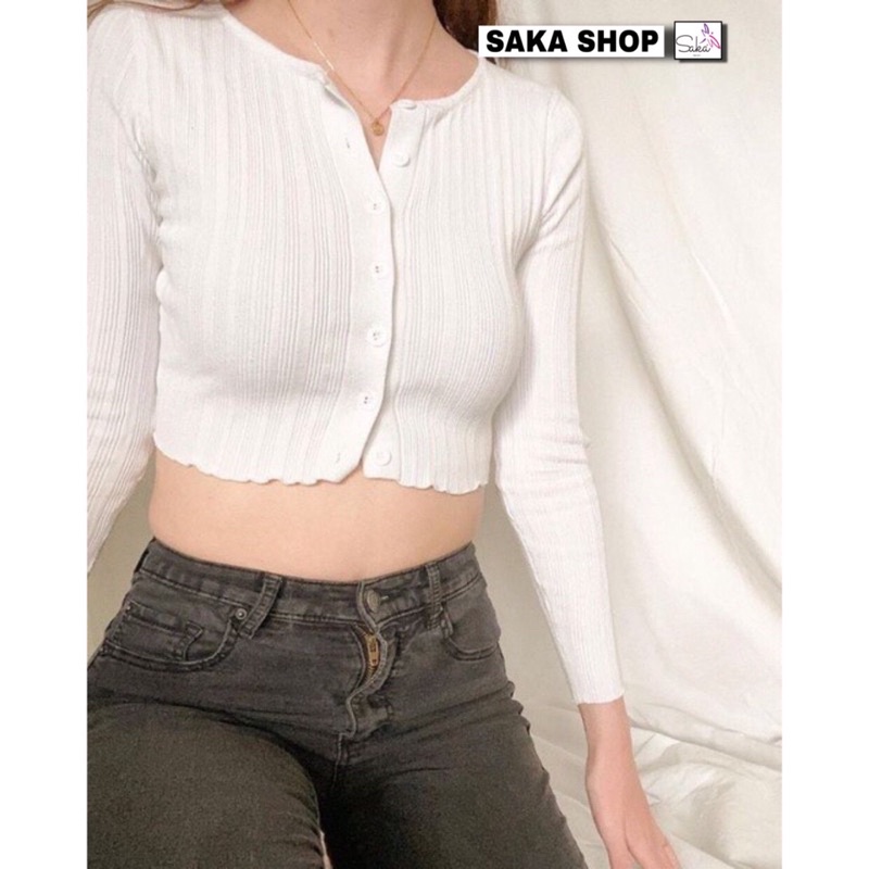 Áo croptop nữ thun tay dài màu trắng có nút ở giữa cuốn biên