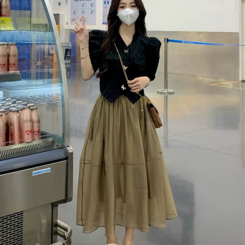 2023 Cổ áo V Cổ điển Mới Tay áo Bong Bóng + Thời Trang Váy Chữ A Phụ Nữ