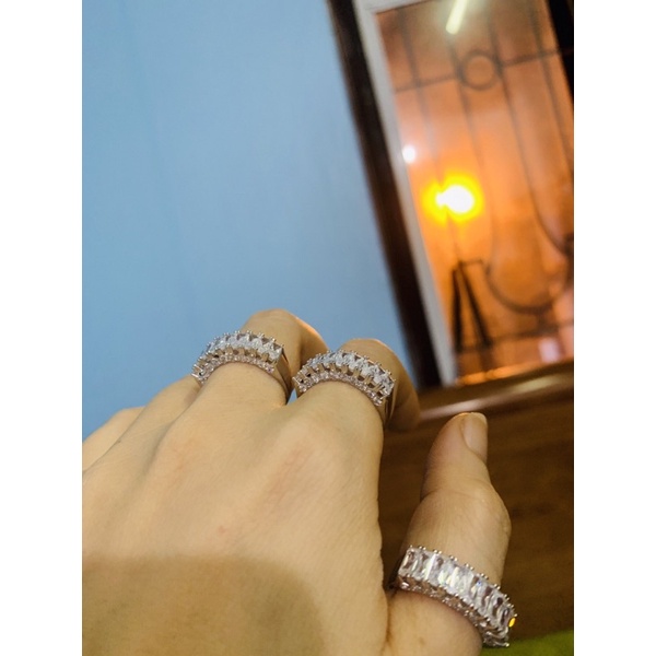 Nhẫn 9 viên đá ngang siêu sáng, cạnh nạm đá cz nhỏ bạc thật phủ vàng trắng sang trọng