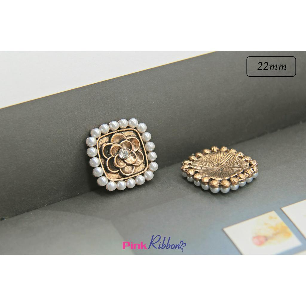 Charm hoa chữ nhật viền trai nhí 2.2cm