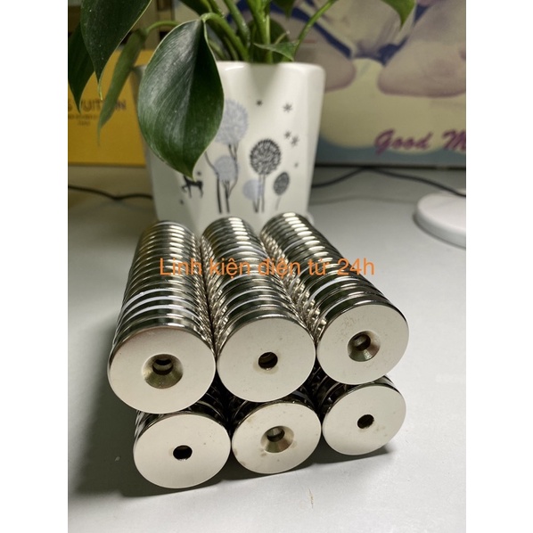 Nam châm 30x5 có lỗ 6mm siêu rẻ siêu khoẻ.