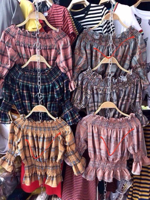 Áo trễ vai kẻ nhún eo