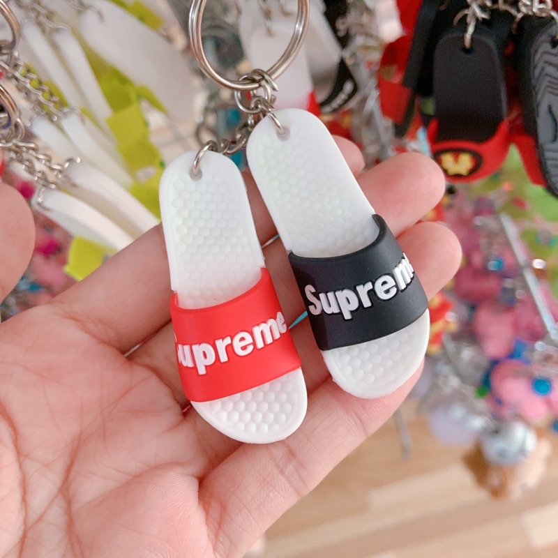 Móc khoá đôi dép cute.