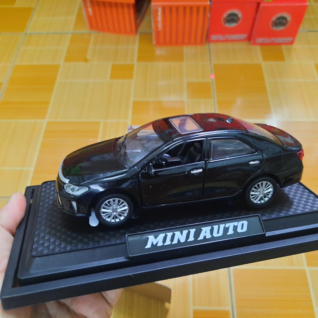 Xe mô hình ô tô đồ chơi trẻ em xe toyota camry tỉ lệ 1:32 xe bằng kim loại có âm thanh và đèn