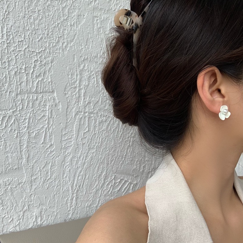 Bông tai nữ đi biển hoa trắng bắt mắt Her Accessories chân xỏ bạc 925 an toàn H110