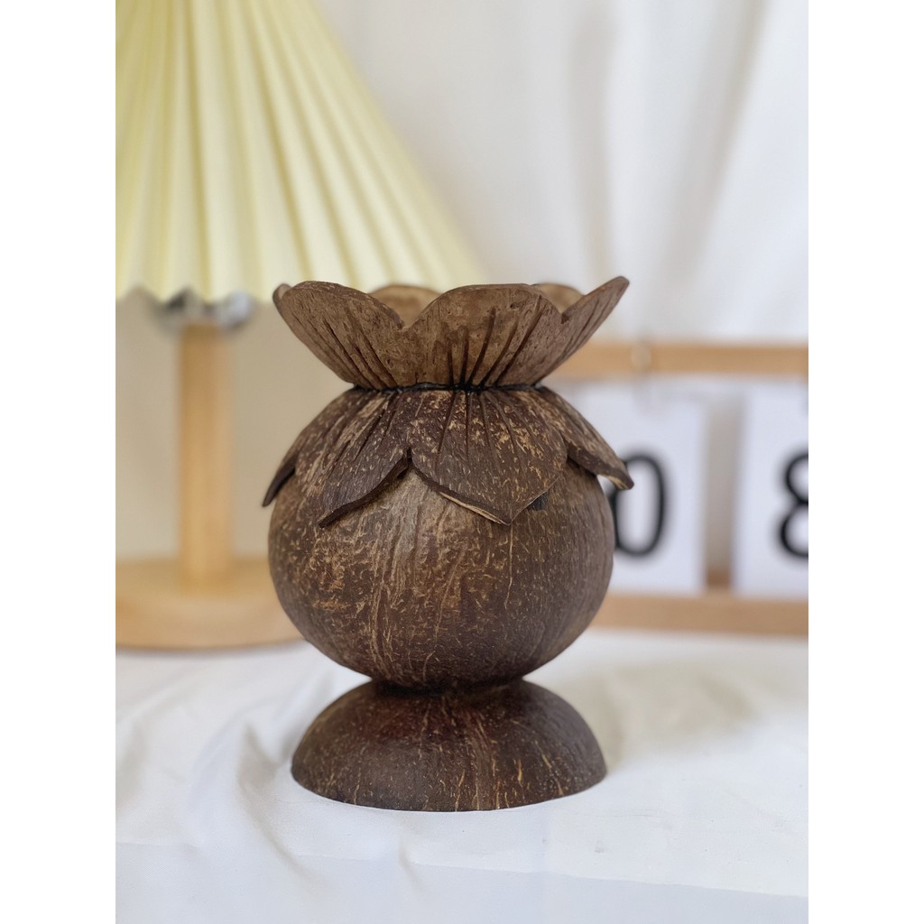 Lọ hoa cổ cánh sen làm từ gáo dừa
