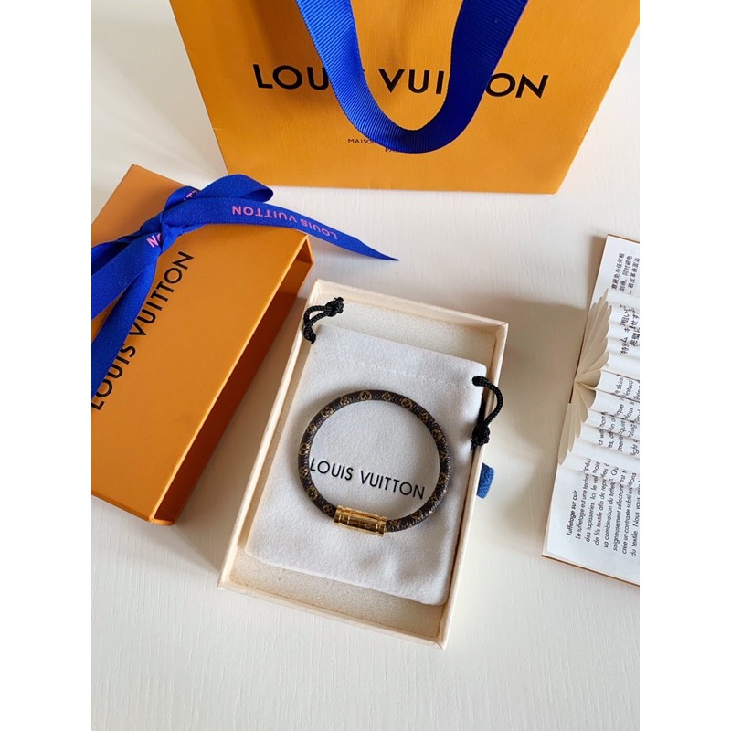 Vòng tay unisex da thật phối lim loại màu vàng cao cấp Louis Vuitton Keep it LV hàng vip 1-1