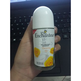 Lăn Khử Mùi Trắng Da Enchanteur Charming 50ml