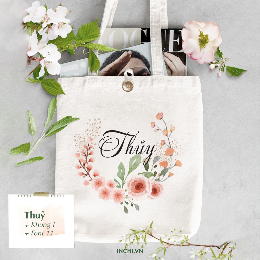 TÚI TOTE IN TÊN THEO YÊU CẦU PHỐI KHUNG HOA BẮT MẮT VẢI CANVAS CÓ KHÓA MIỆNG PHONG CÁCH VINTAGE.