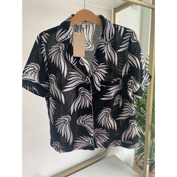 Áo Croptop Sơ Mi JUJU Cát Hàn Đen In Lá Trắng Cổ Pijama Tay Ngắn 48-55kg