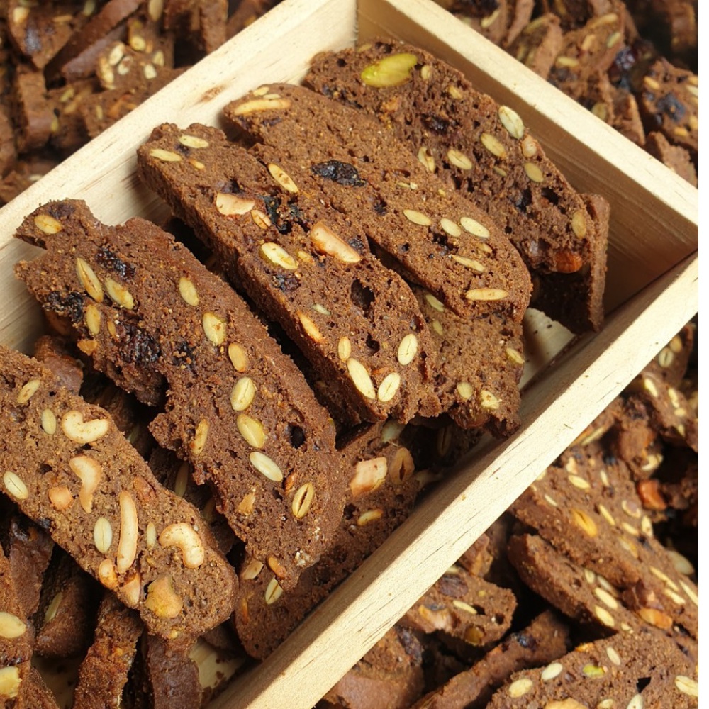 Bánh biscotti TANU NUTS, bánh biscotti nguyên cám vị chocolate giàu dinh dưỡng hỗ trợ ăn kiêng.