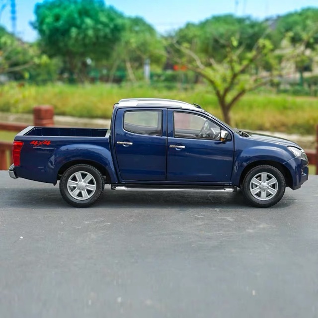 MÔ HÌNH XE ISUZU D-MAX TỶ LỆ 1:18