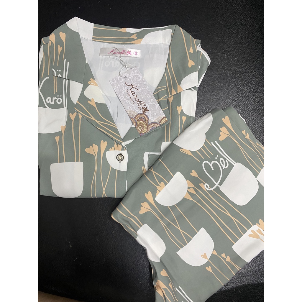 Bộ lụa luxury Karoll quần dài tay dài cổ pijama hoạ tiết xinh xắn,dáng trẻ trung NH22.083